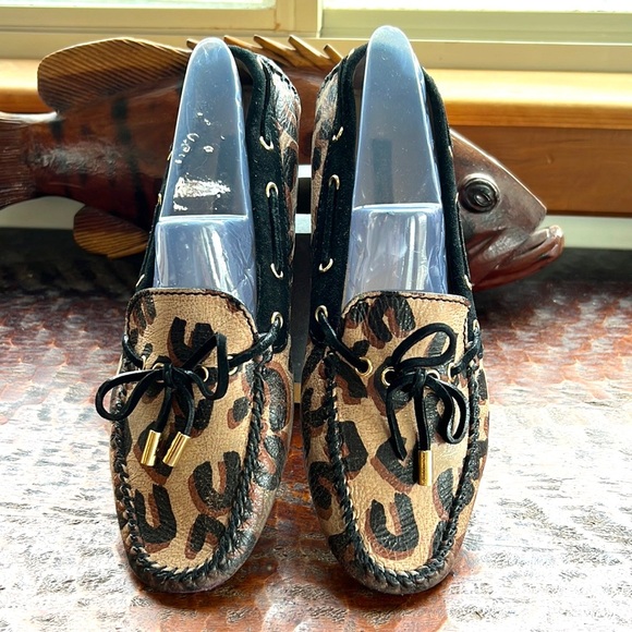 Louis Vuitton Leopard Print Leather and Black Suede Trim Gloria Loafers 👞 - Picture 12 of 16